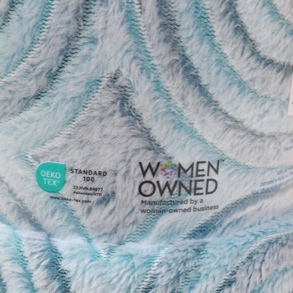 The Big One Supersoft Plush Throw 5' x 6' Line Carve Pattern Oversized Cozy Soft - Picture 8 of 10